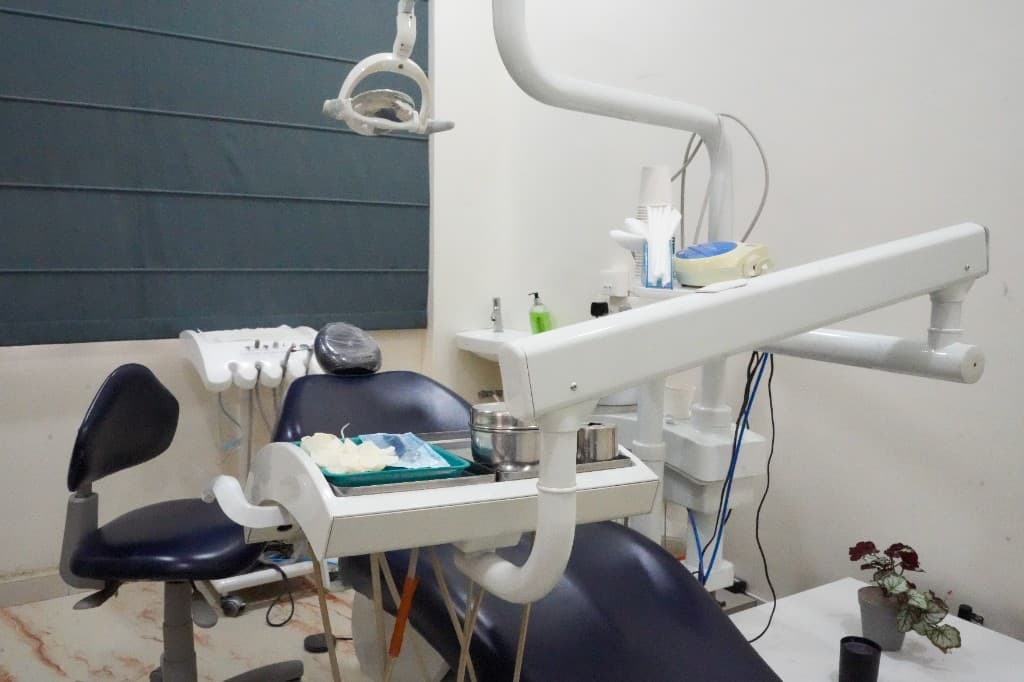 Modern dental operatory at Oracare Dental Care Center in Pune with ergonomic chair and advanced equipment